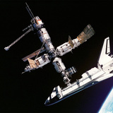 Space Shuttle Atlantis se spaja sa svemirskom postajom Mir
