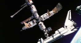 Space Shuttle Atlantis se spaja sa svemirskom postajom Mir
