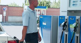 Tankanje auta na benzinskoj pumpi