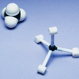 Molekula metana prikazana kalotnim i modelom štapića i kuglica
