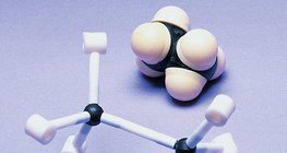 Molekula etana s najnižim energetskim ustrojstvom prikazana kalotnim i modelom štapića i kuglica