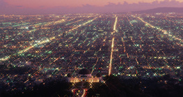 Pogled na Los Angeles s opservatorijem Griffith u prednjem planu