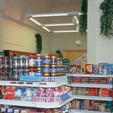 Raznovrsni proizvodi u prodavaonici
