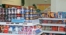 Raznovrsni proizvodi u prodavaonici