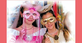 Djevojčice odjevene u karnevalske kostime