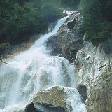 Gorski potok koji brzo i strmo teče