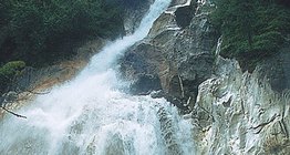 Gorski potok koji brzo i strmo teče