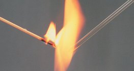 Istraživanje gorivosti stakla i drvenih šipki