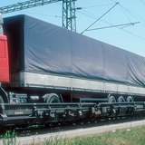 Teretni vlak koji prevozi kamione