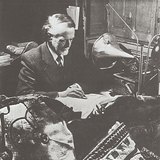 Zoltán Kodály se koristi fonografom kako bi provjerio zapisane melodije