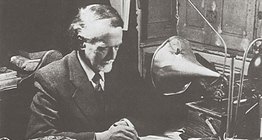 Zoltán Kodály se koristi fonografom kako bi provjerio zapisane melodije