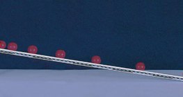 Kugla se kotrlja duž padine