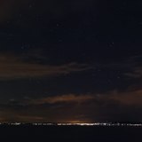 Panoramska fotografija jezera Balaton na mjesečini