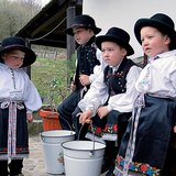 Mađarska djeca u narodnoj nošnji