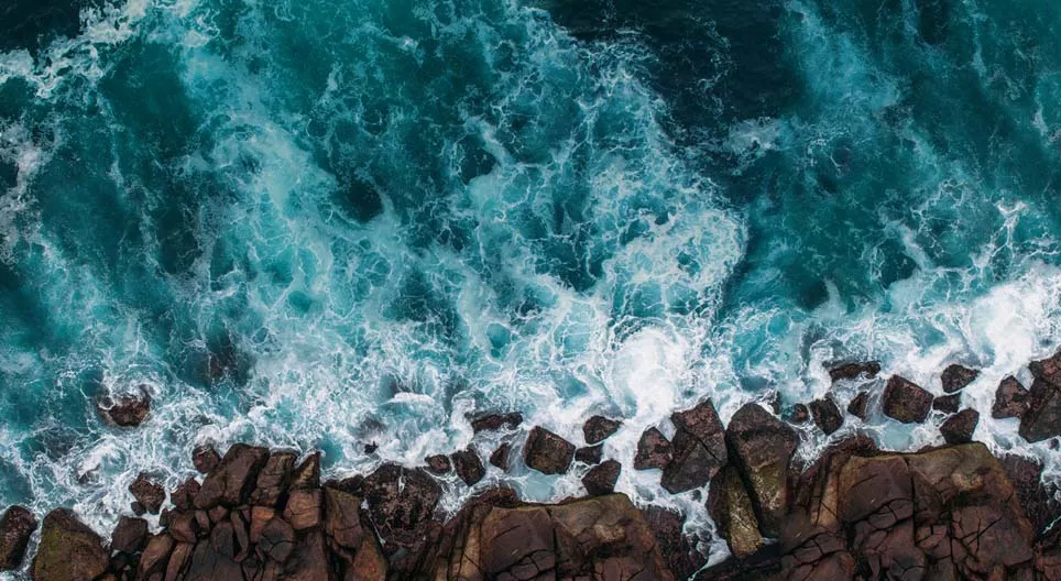 Koja su karakteristična kretanje vode u oceanima?