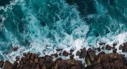 Koja su karakteristična kretanje vode u oceanima?